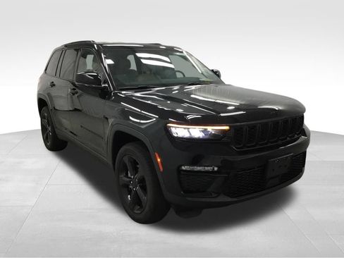 Used 2023 Jeep Grand Cherokee Limited w/ Black Appearance Package AWD/4WD image 3