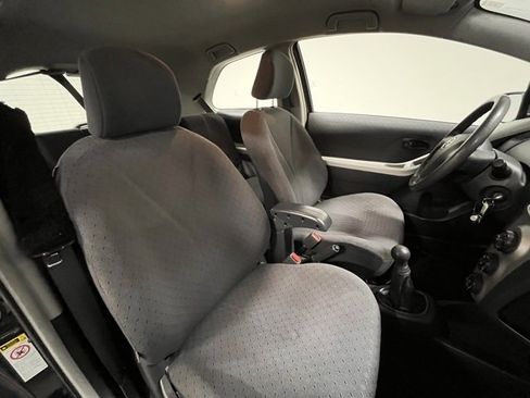 Used 2010 Toyota Yaris 2-Door Hatchback image 9