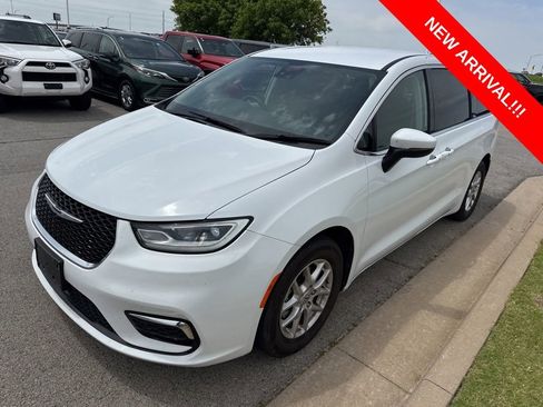 Used 2023 Chrysler Pacifica Touring-L FWD image 3