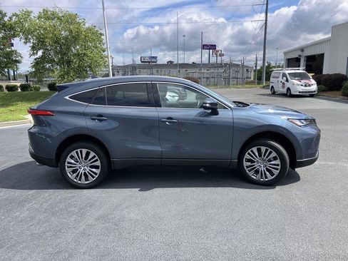 Used 2023 Toyota Venza XLE AWD/4WD image 6
