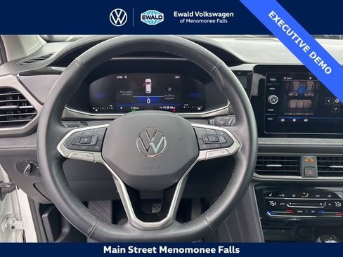 Certified 2025 Volkswagen Taos SE AWD/4WD image 17