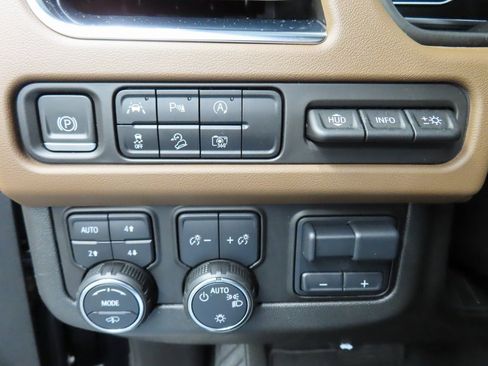 Used 2024 Chevrolet Suburban High Country image 59