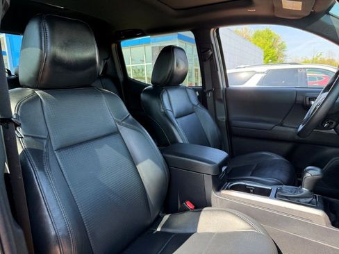 Used 2023 Toyota Tacoma TRD Off-Road w/ TRD Premium Off Road Package AWD/4WD image 25