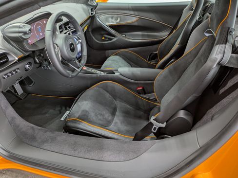 Used 2025 McLaren Artura RWD image 7