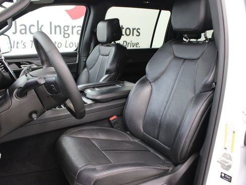 Used 2024 Jeep Wagoneer L Series II image 15