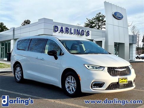 Used 2024 Chrysler Pacifica Touring-L image 3
