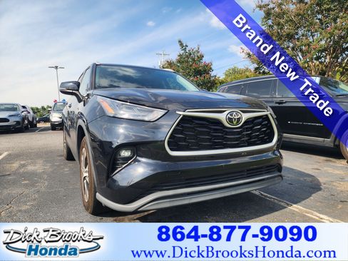 Used 2022 Toyota Highlander XLE FWD image 1