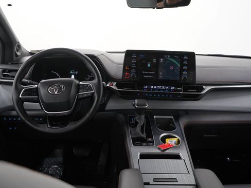 Used 2023 Toyota Sienna XSE AWD/4WD image 18