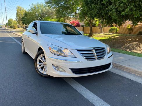 Used 2012 Hyundai Genesis 3.8 RWD image 4