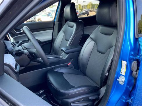 Used 2024 Jeep Compass Latitude image 13