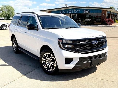 Used 2025 Ford Expedition Active AWD/4WD image 2