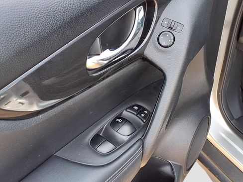 Used 2017 Nissan Rogue SV image 13