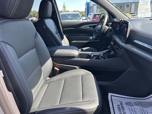 Used 2026 Chevrolet Traverse LT w/ Driver Confidence Package FWD image 13
