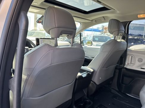 Used 2025 Toyota Sienna XLE image 27