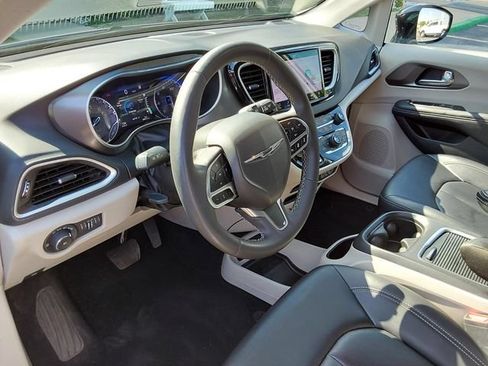 Used 2024 Chrysler Pacifica Touring-L FWD image 23