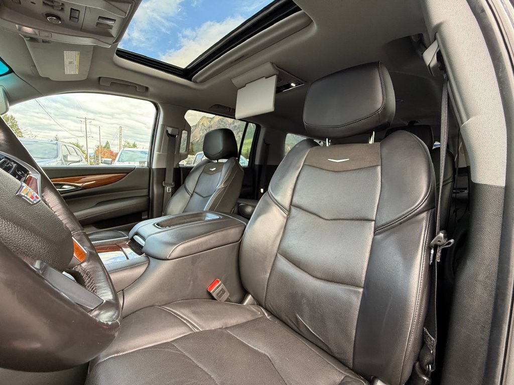 Used 2019 Cadillac Escalade ESV Luxury AWD/4WD image 16