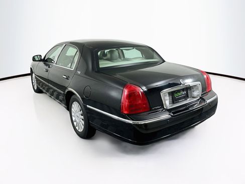 Used 2005 Lincoln Town Car Signature Limited RWD image 5