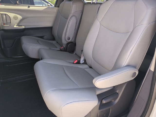 Used 2022 Toyota Sienna XLE FWD image 24