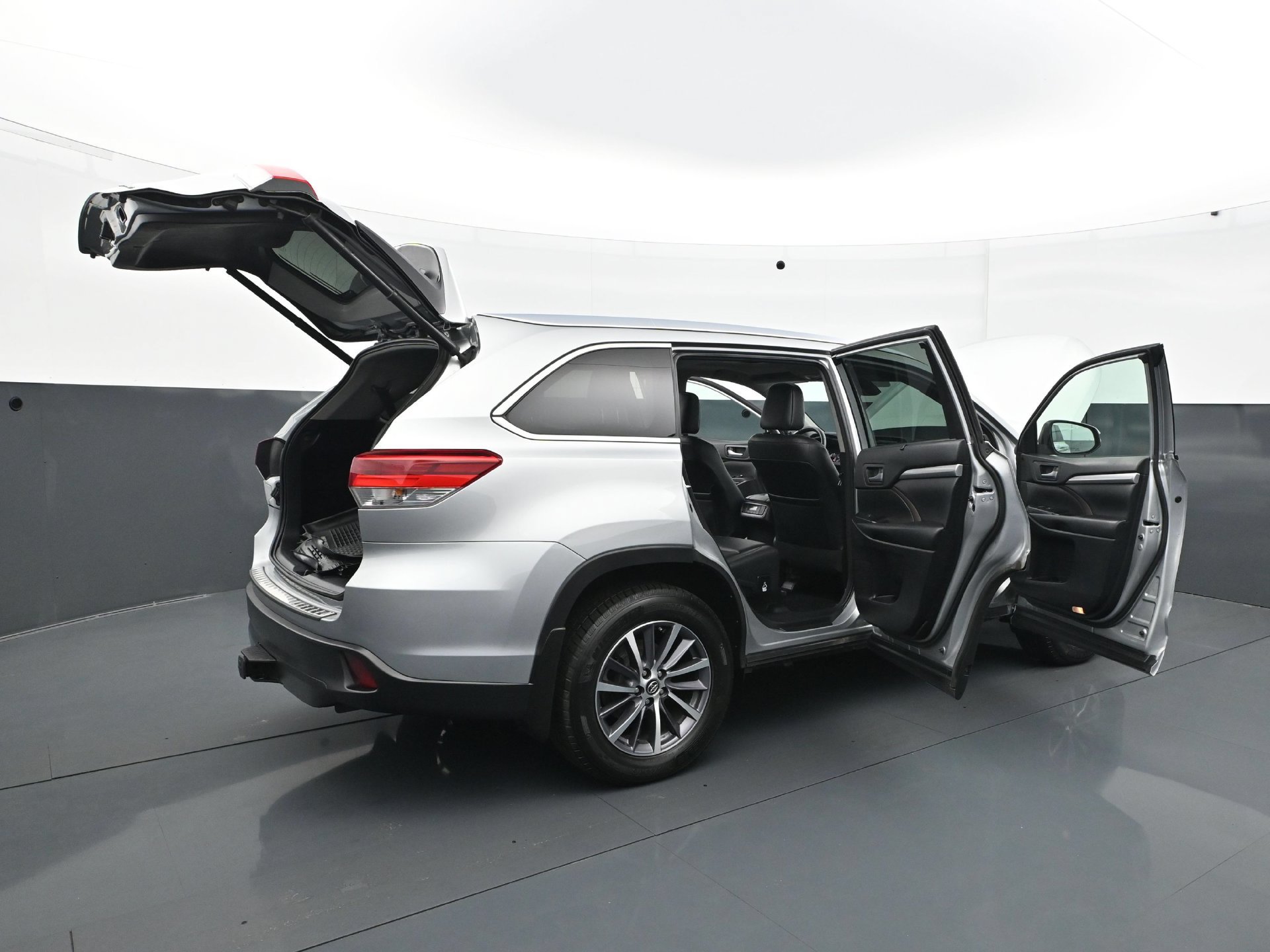 Used 2018 Toyota Highlander XLE AWD/4WD image 35