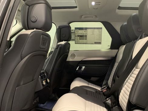 New 2025 Land Rover Discovery Dynamic SE image 6