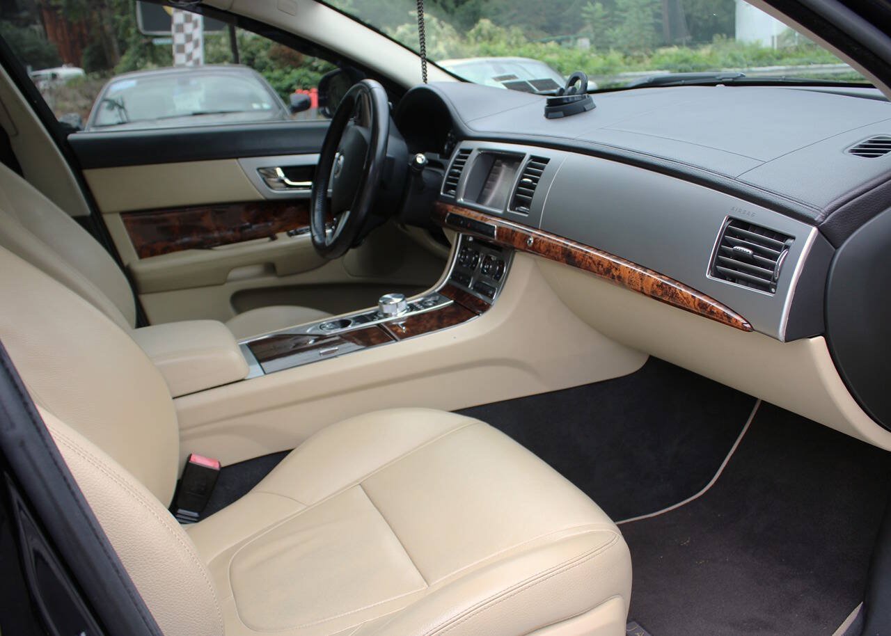 Used 2012 Jaguar XF RWD image 39