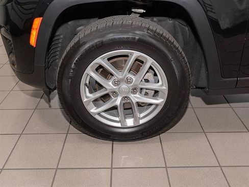 Used 2023 Jeep Grand Cherokee Laredo w/ Luxury Tech Group I AWD/4WD image 5