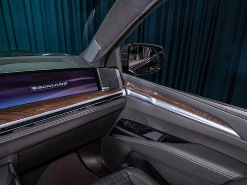 Used 2026 Cadillac Escalade Platinum Sport w/ LPO, ONYX Package AWD/4WD image 31