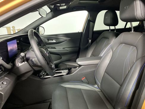 Used 2024 Buick Envista Sport Touring w/ Convenience I Package FWD image 11