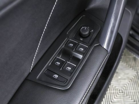 Used 2023 Volkswagen Tiguan SE w/ Panoramic Sunroof Package image 36