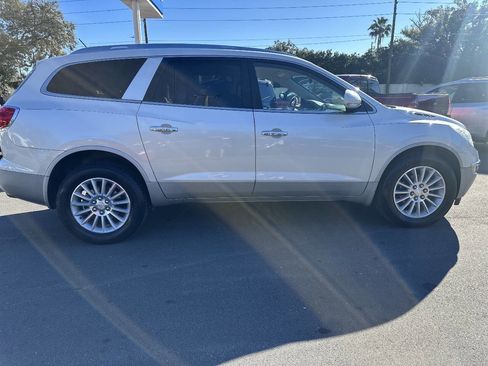 Used 2011 Buick Enclave CXL image 3