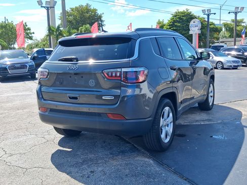 Used 2018 Jeep Compass Latitude w/ Popular Equipment Group FWD image 5