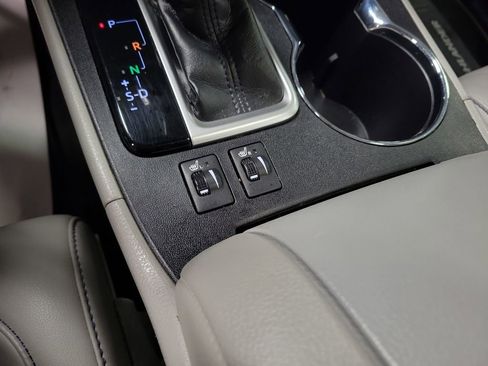 Used 2019 Toyota Highlander XLE AWD/4WD image 17