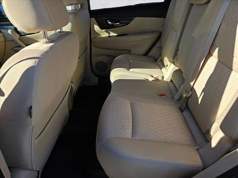 Used 2017 Nissan Rogue SV w/ SV Premium Package image 16