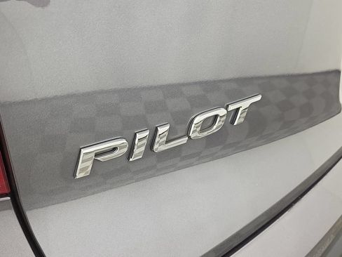 Used 2016 Honda Pilot Touring image 11