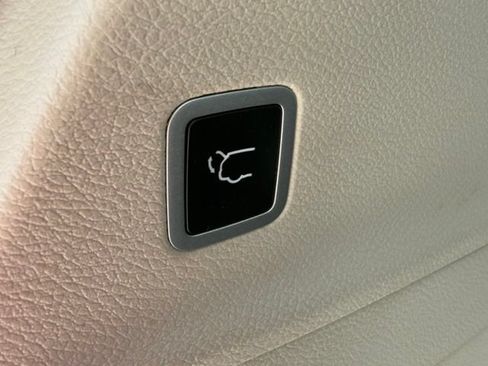 Used 2024 Chrysler Pacifica Touring-L FWD image 15