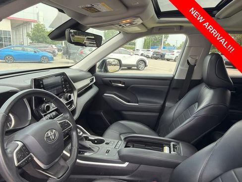 Used 2022 Toyota Highlander XLE FWD image 7