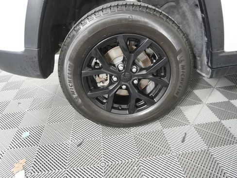 Used 2025 Jeep Grand Cherokee Altitude RWD image 14