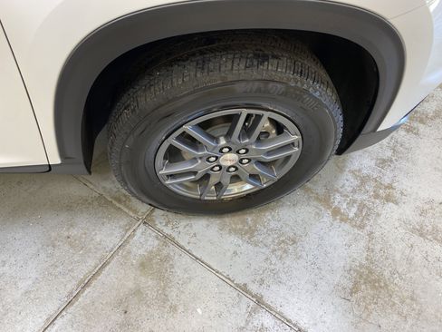 Used 2025 GMC Acadia Elevation image 14