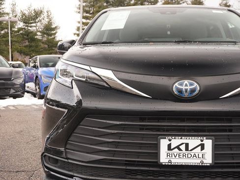 Used 2021 Toyota Sienna LE image 12