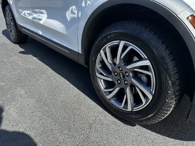 Certified 2023 Lincoln Corsair AWD w/ Equipment Group 101A image 11