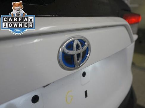 Used 2021 Toyota RAV4 LE image 4