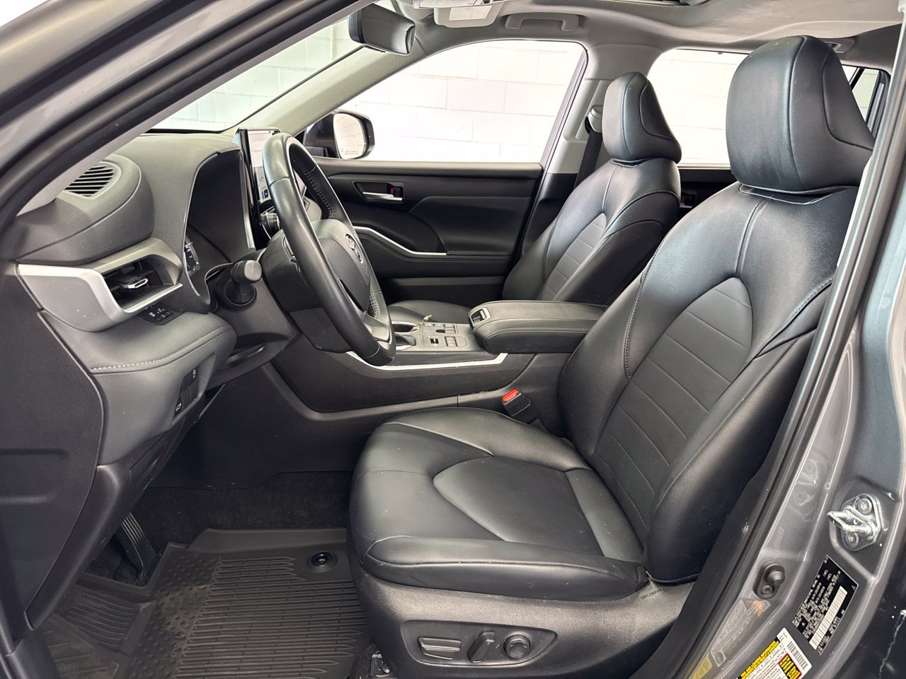 Used 2025 Toyota Highlander XLE AWD/4WD image 16