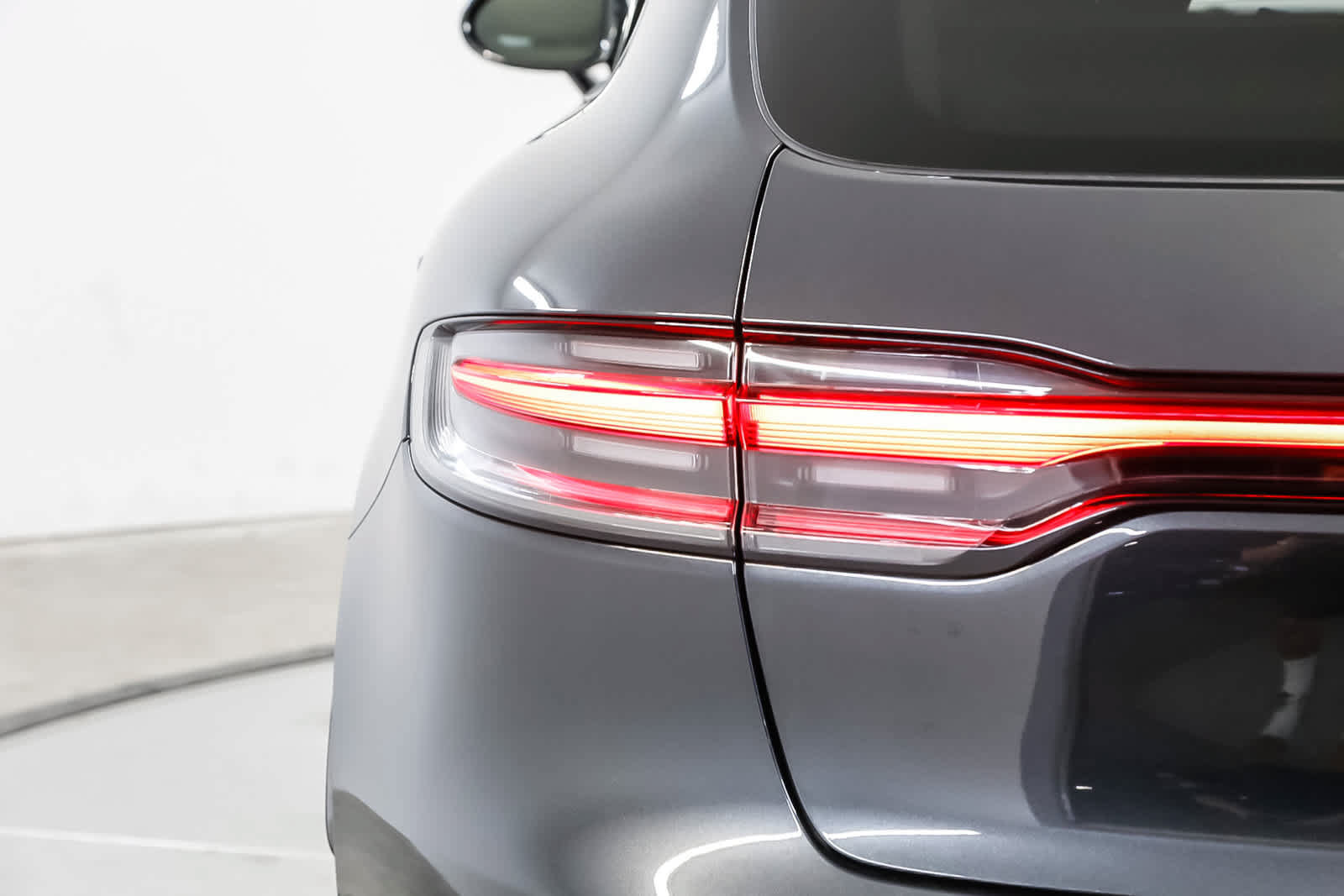Certified 2023 Porsche Macan AWD/4WD image 11