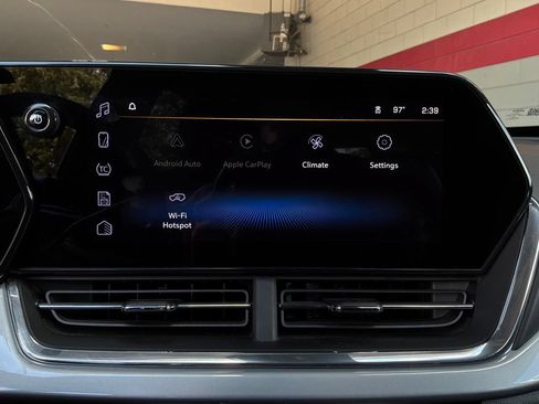 Used 2025 Chevrolet Trax LT FWD image 27