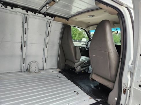 Used 2018 Chevrolet Express 2500 RWD image 13
