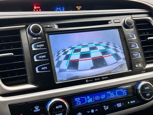 Used 2017 Toyota Highlander XLE image 24