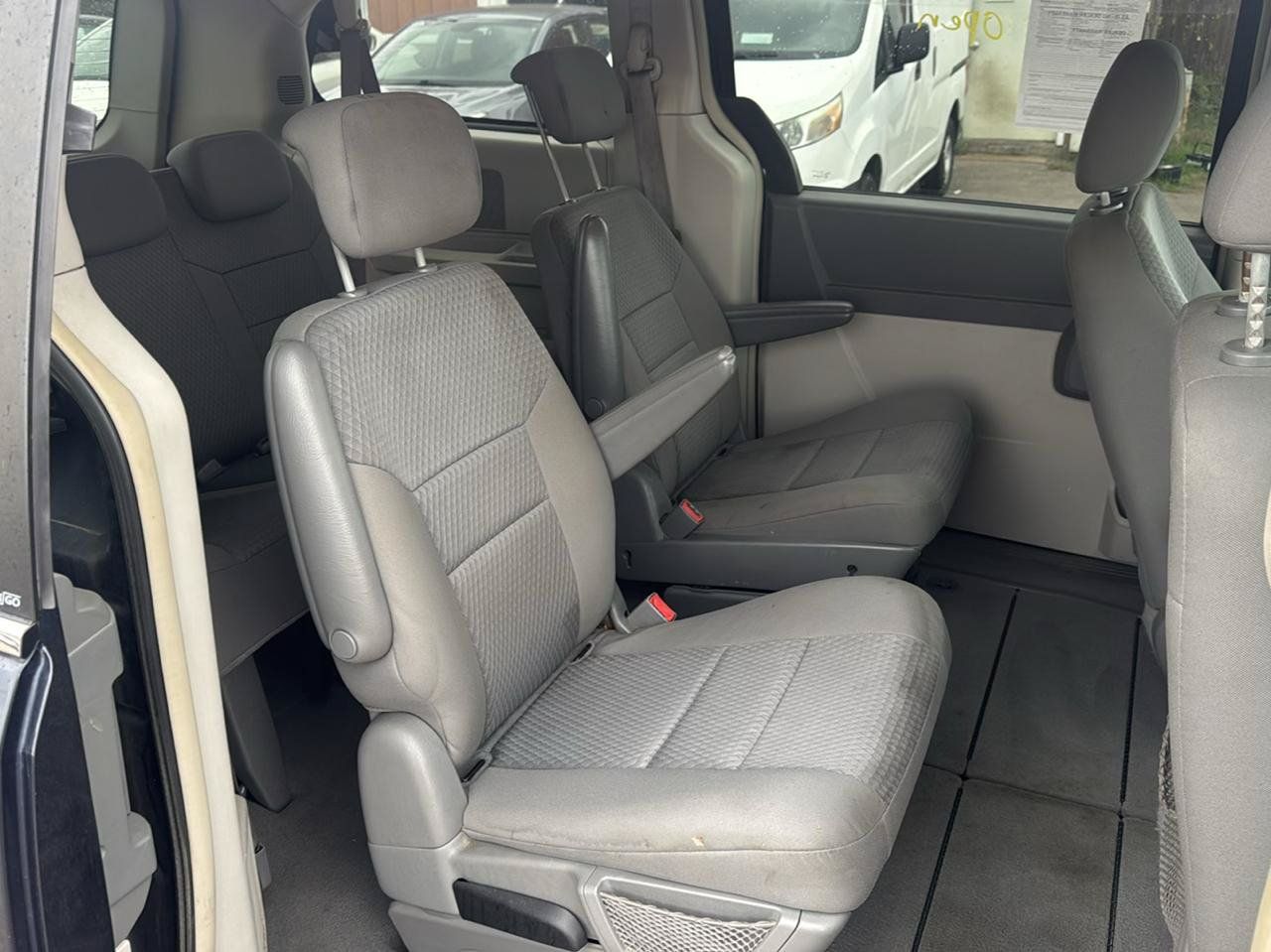 Used 2009 Chrysler Town & Country LX FWD image 11