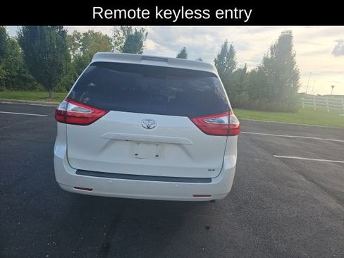Used 2017 Toyota Sienna XLE w/ XLE Navigation Package FWD image 11
