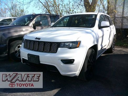 Used 2017 Jeep Grand Cherokee Altitude AWD/4WD image 5