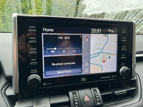 Used 2021 Toyota RAV4 XLE Premium image 20